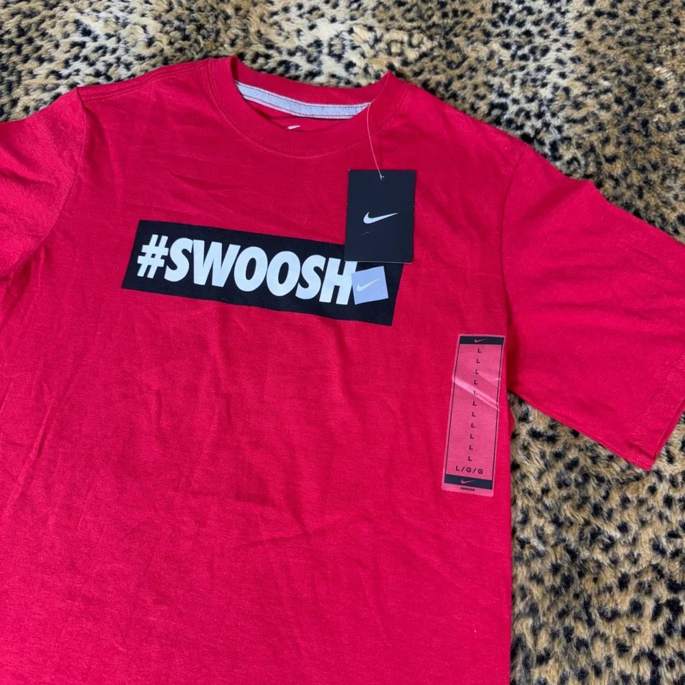 Nike Boys Red #SWOOSH Graphic T-Shirt Short Sleeve Crew Neck Size L 666822-687